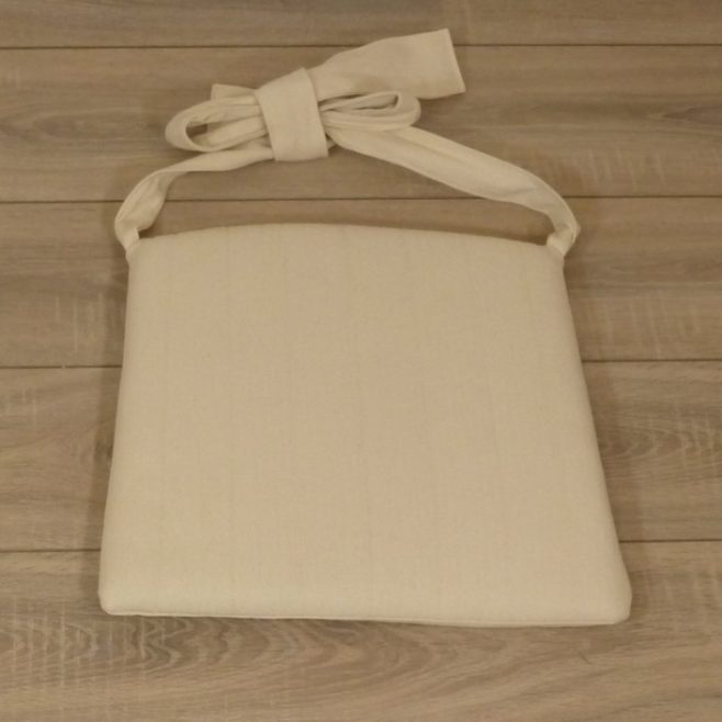 Losse kussens met strikken voor rotan eetkamerstoelen